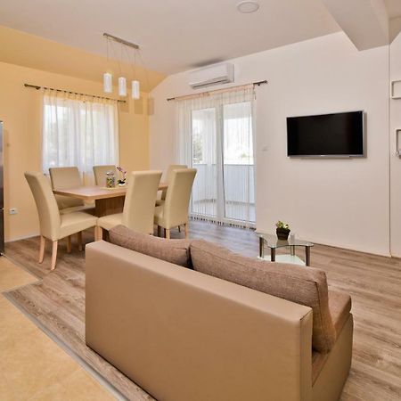 Apartments Mica فرسي المظهر الخارجي الصورة