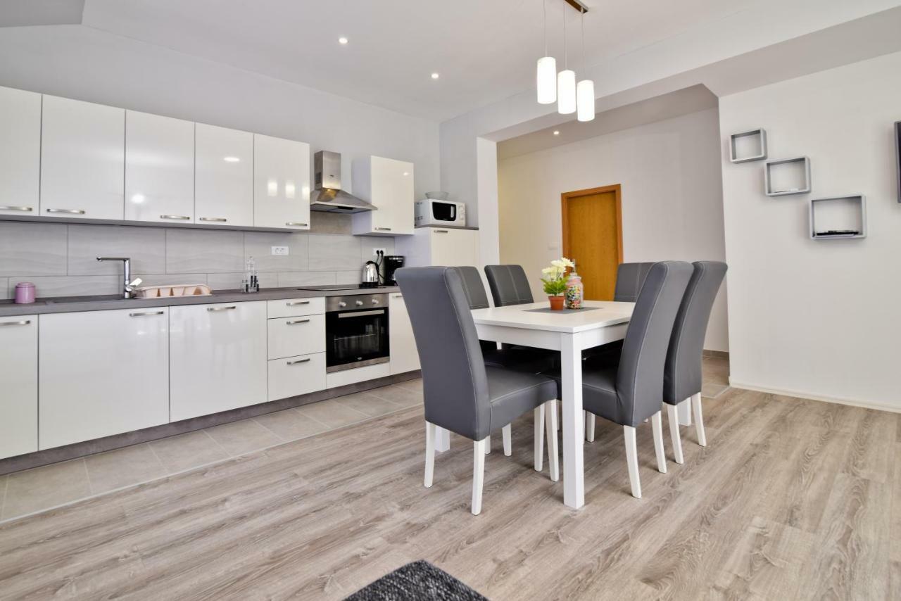 Apartments Mica فرسي المظهر الخارجي الصورة