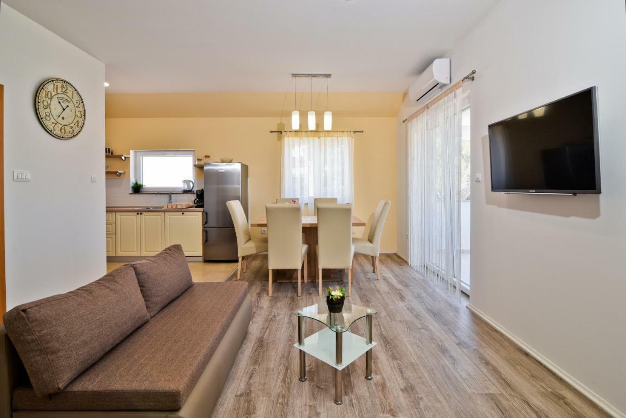 Apartments Mica فرسي المظهر الخارجي الصورة