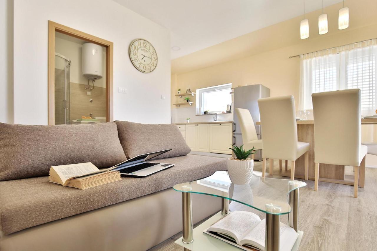 Apartments Mica فرسي المظهر الخارجي الصورة